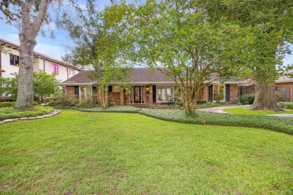 Photo of 918 Chimney Rock Road