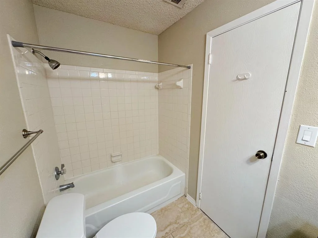 Photo of Unit 12A at 2501 Gulf Freeway