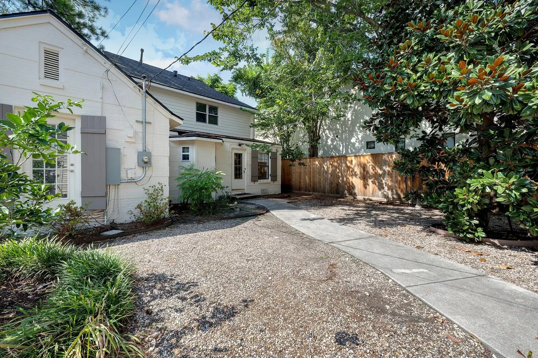 Photo of 1832 Albans Road