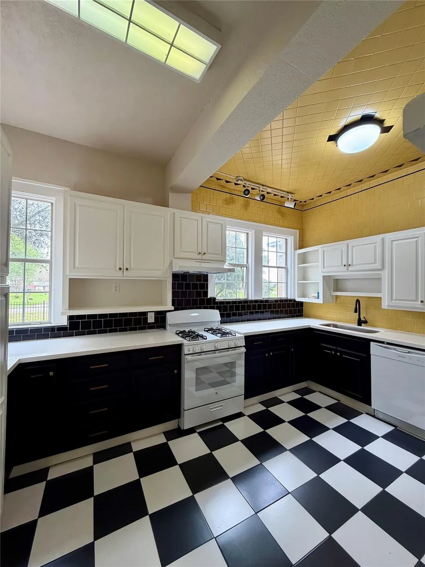 Photo of 2149 Lakeshore Drive