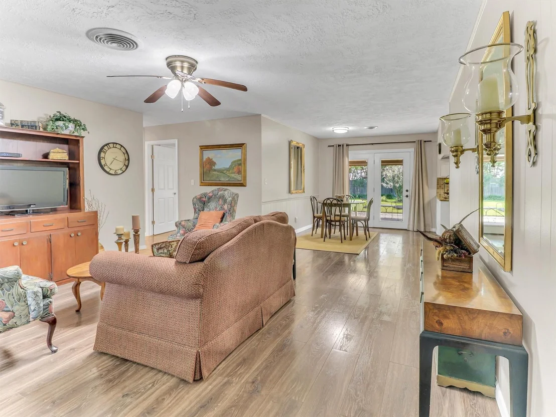 Photo of 805 Bluebonnet Lane