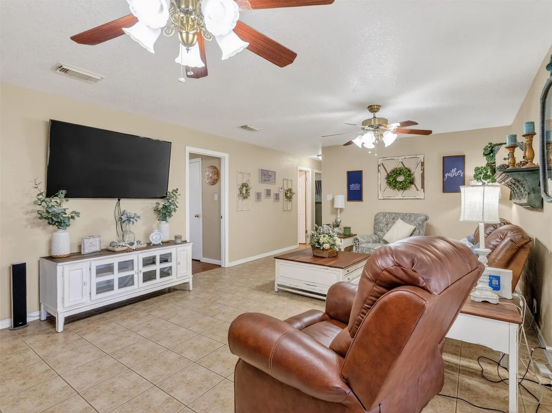 Photo of 1348 Gifford Road