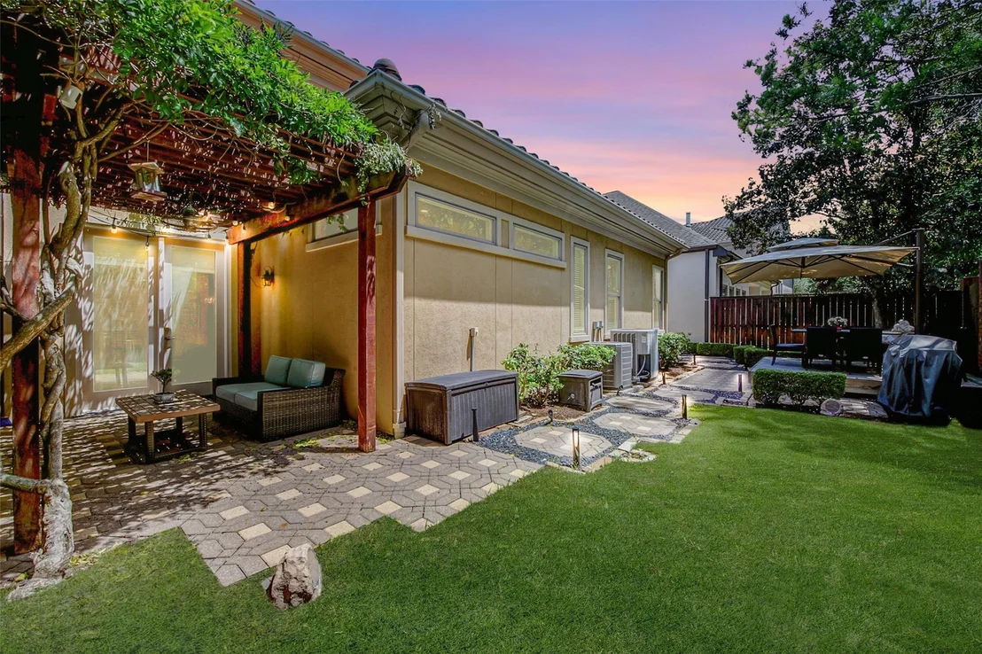 Photo of 2822 Stuart Manor