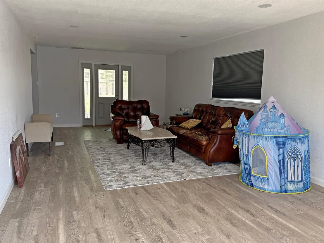 Photo of 585 River Oaks Drive