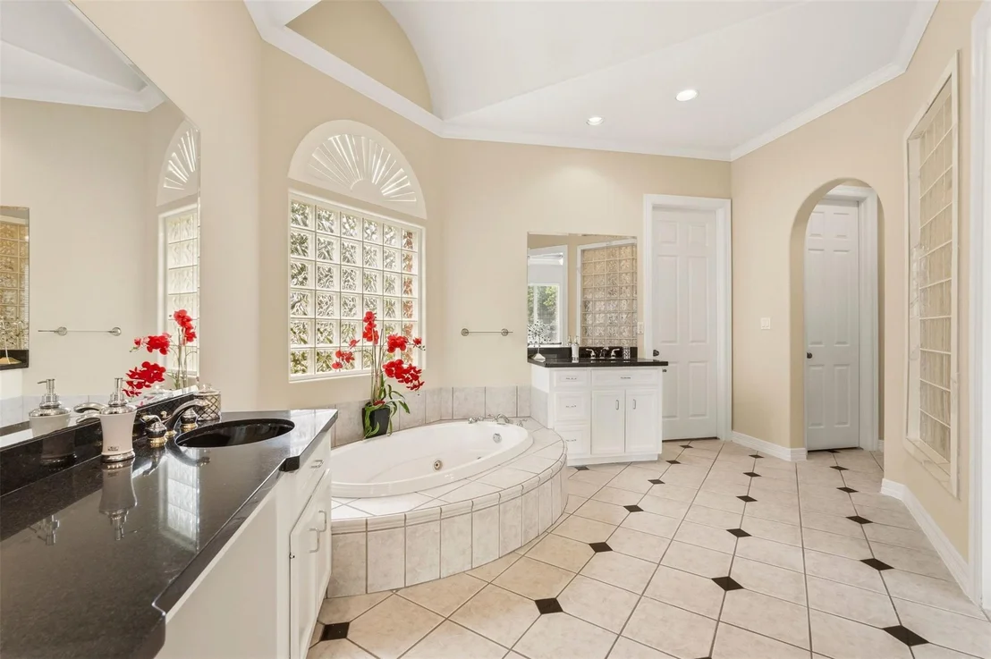 Photo of 5002 Regency Drive