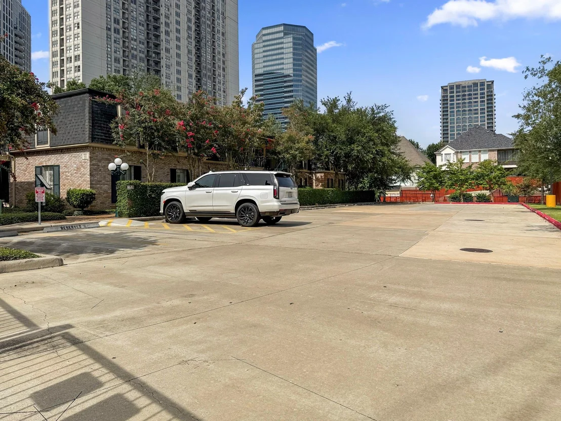 Photo of Unit 75 at 800 Post Oak Boulevard