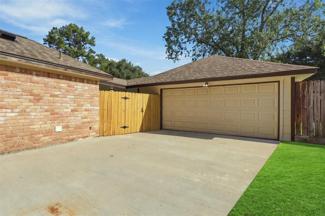 Photo of 8119 Pine Green Lane