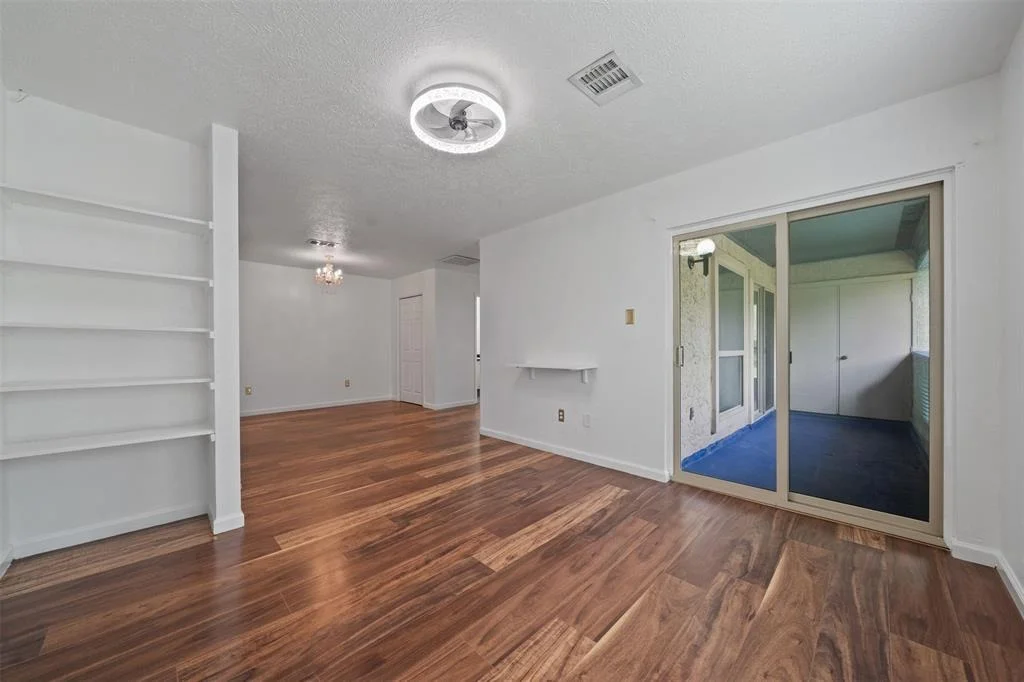Photo of Unit 1007 at 7313 Gulf Freeway
