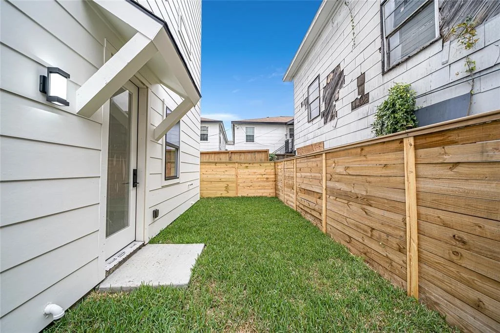Photo of 2423 Bastrop Street