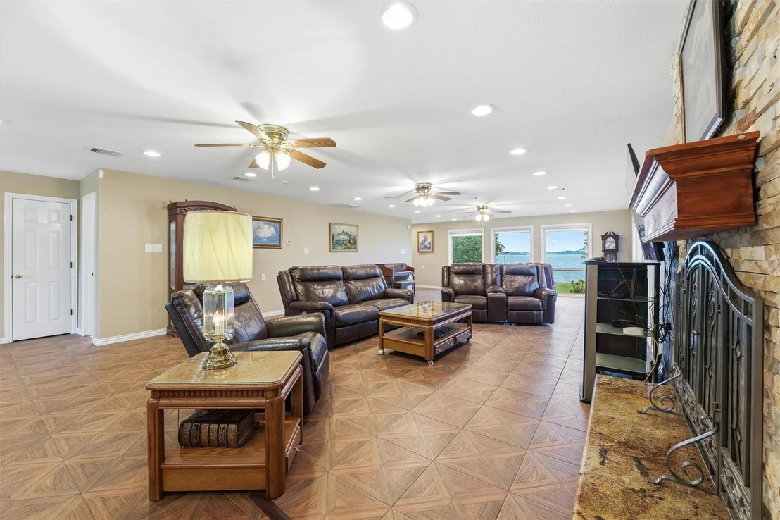 Photo of 18327 Shoreline Drive