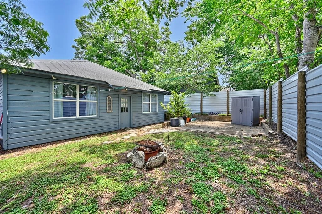 Photo of 213 N Austin Street