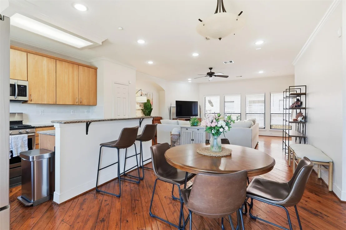 Photo of Unit D at 2424 Navigation Boulevard