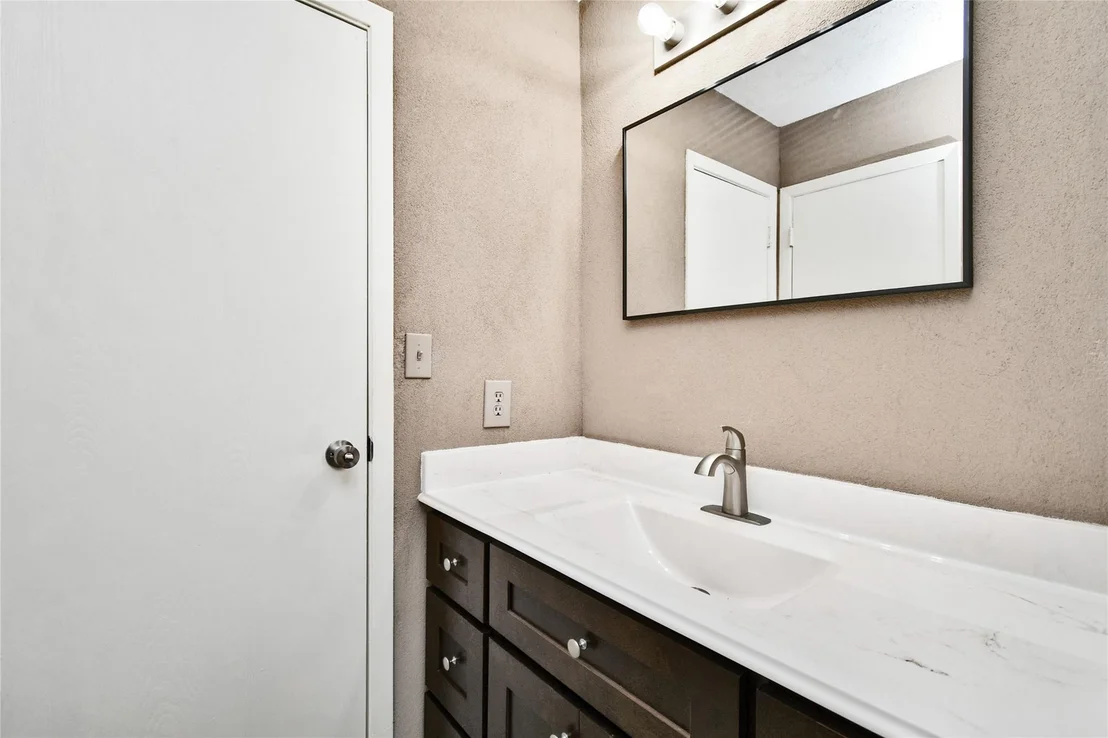 Photo of Unit 14A at 2501 Gulf Freeway