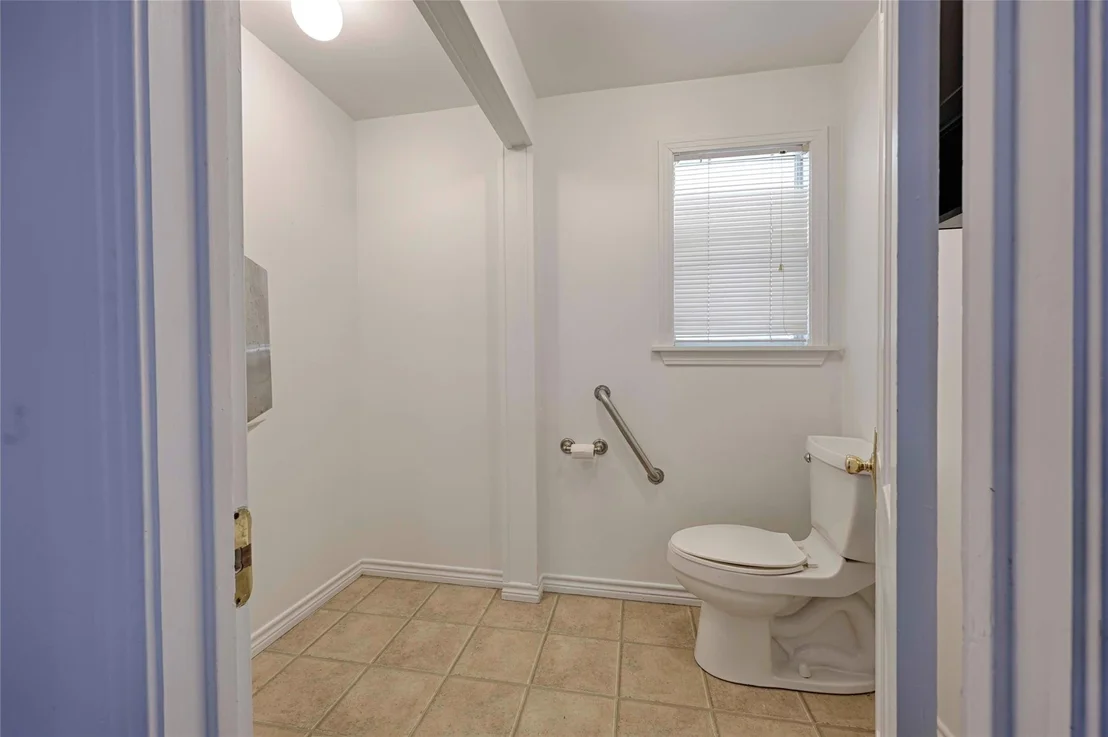 Photo of 122 Ave E