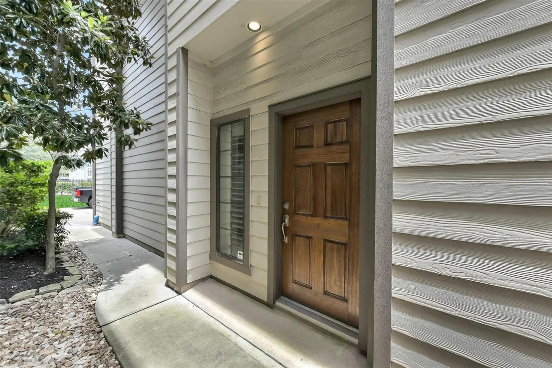 Photo of 905 Garden Oaks Trace