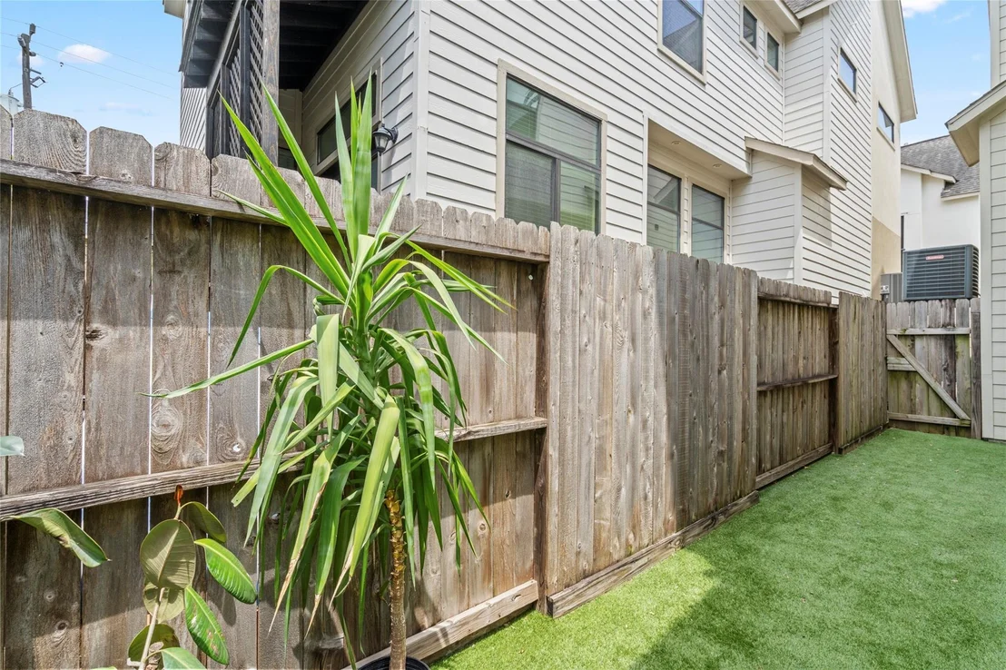 Photo of Unit E at 2609 Riverside Drive