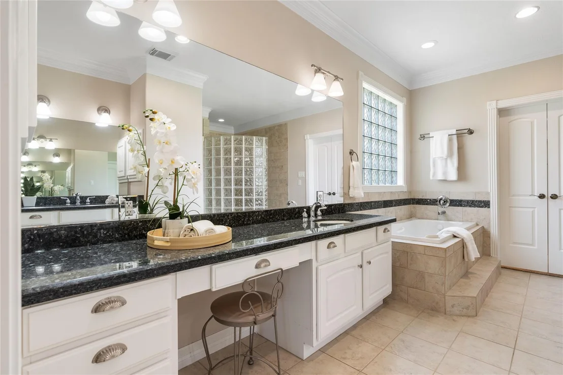 Photo of 5442 Lakeshore Drive
