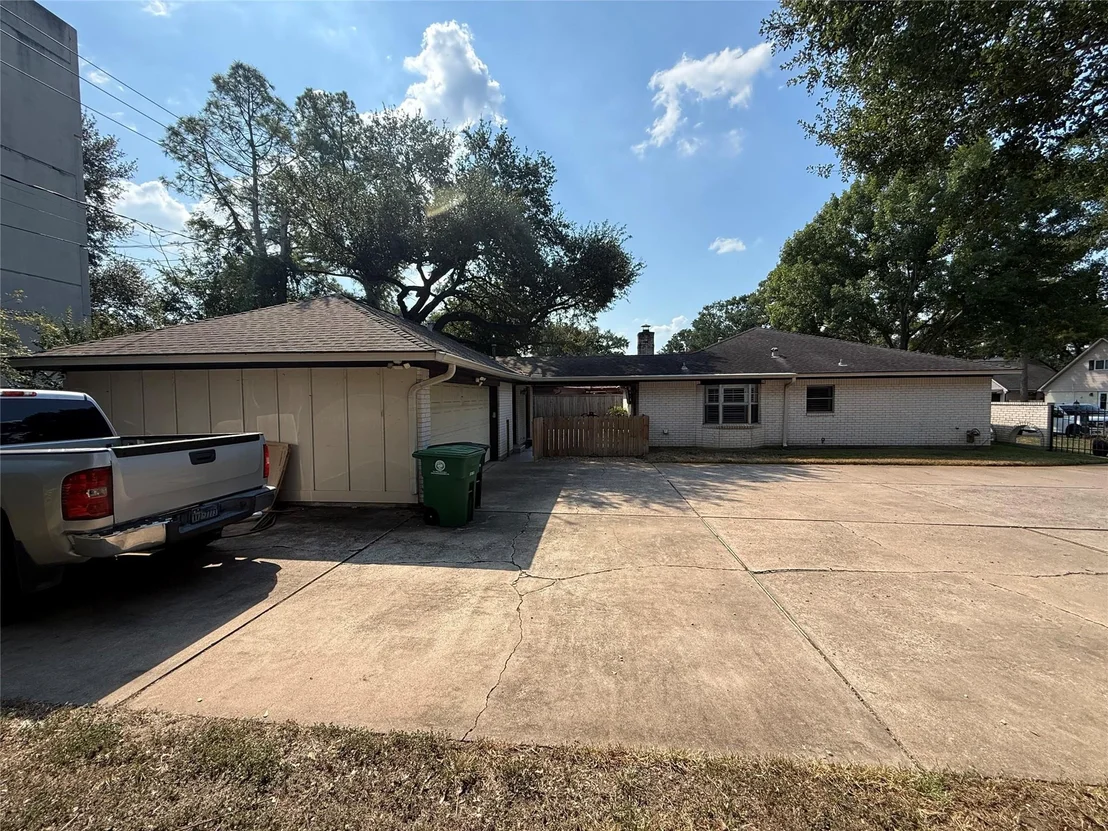 Photo of 930 W Forest Drive