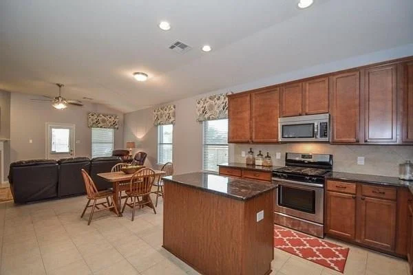 Photo of 623 W Newport Bend