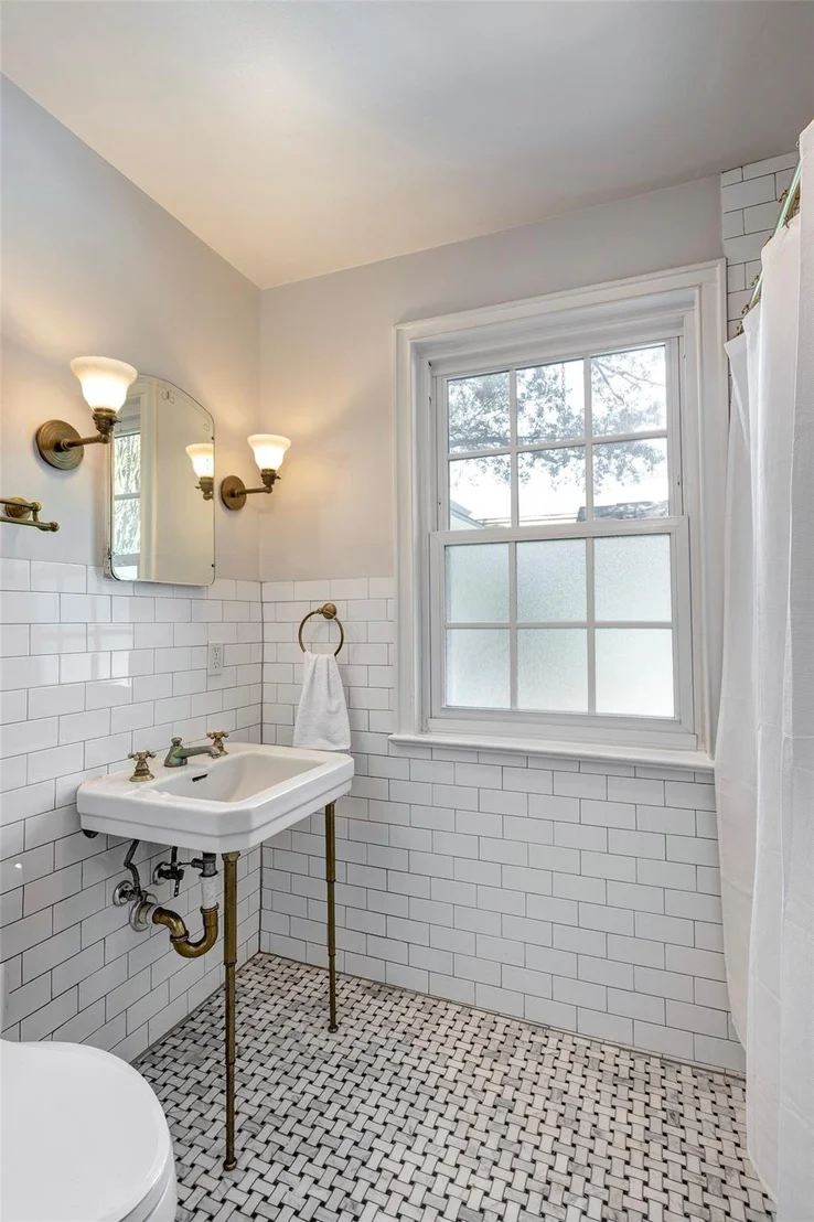 Photo of 2328 Dunstan Road