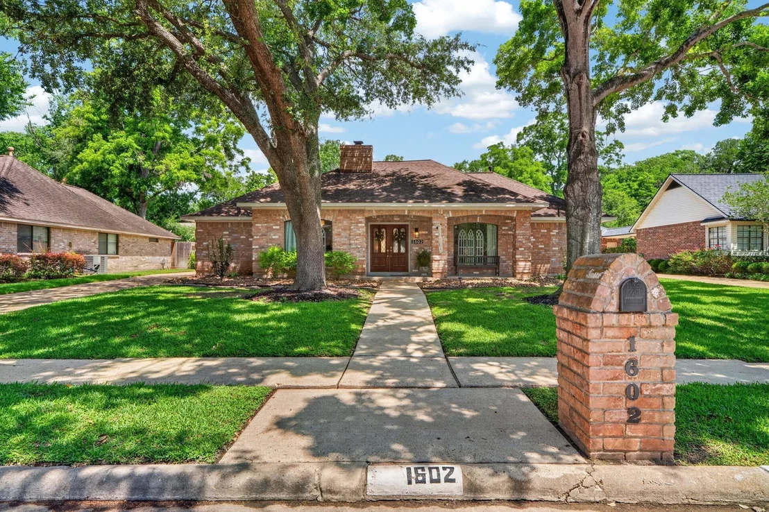 Photo of 1602 S Hearthside Drive