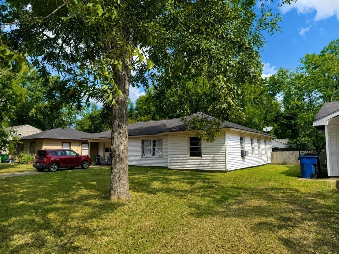 Photo of 1101 Southampton Dr