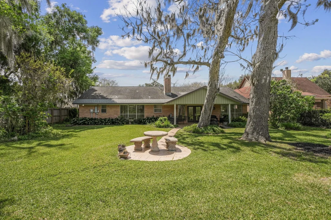 Photo of 2261 Riverside Drive