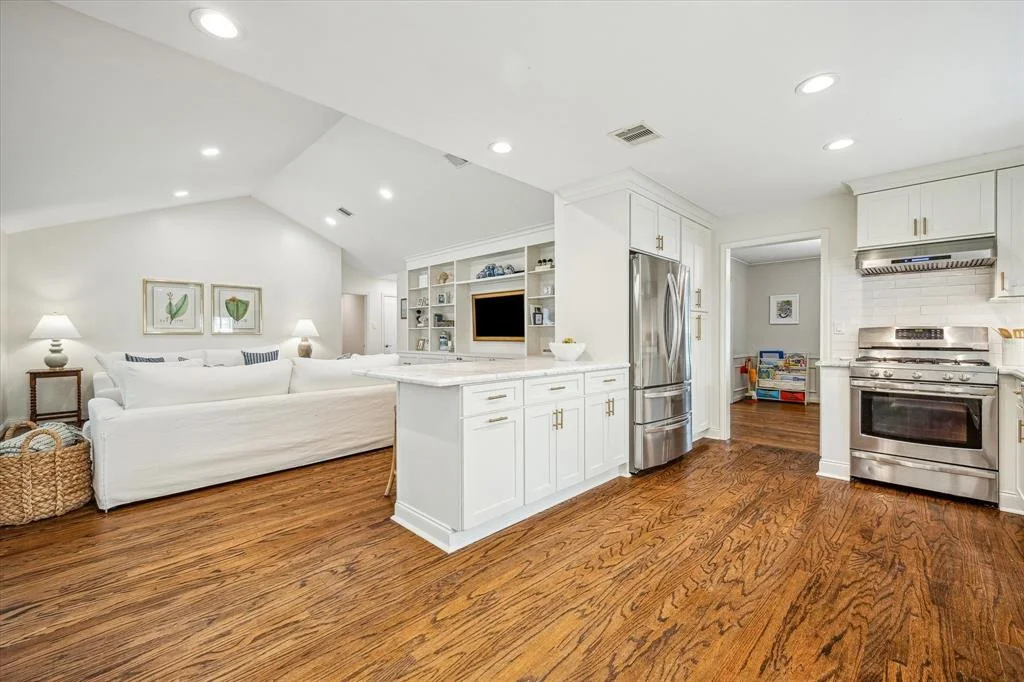Photo of 7906 Meadowglen Lane