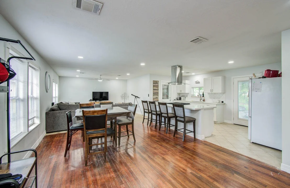 Photo of 6827 Kingsway Drive