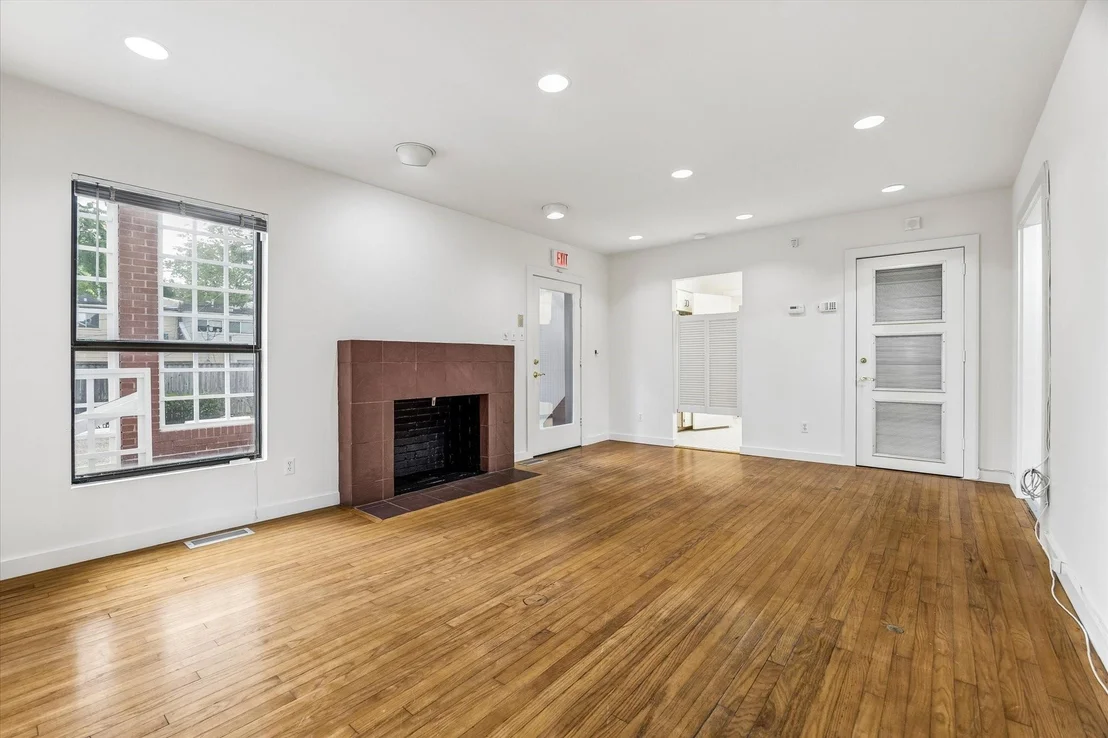 Photo of 2402 Commonwealth Street