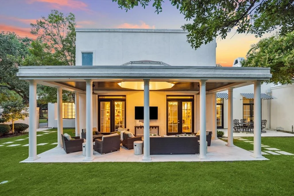 Photo of 2411 River Oaks Boulevard