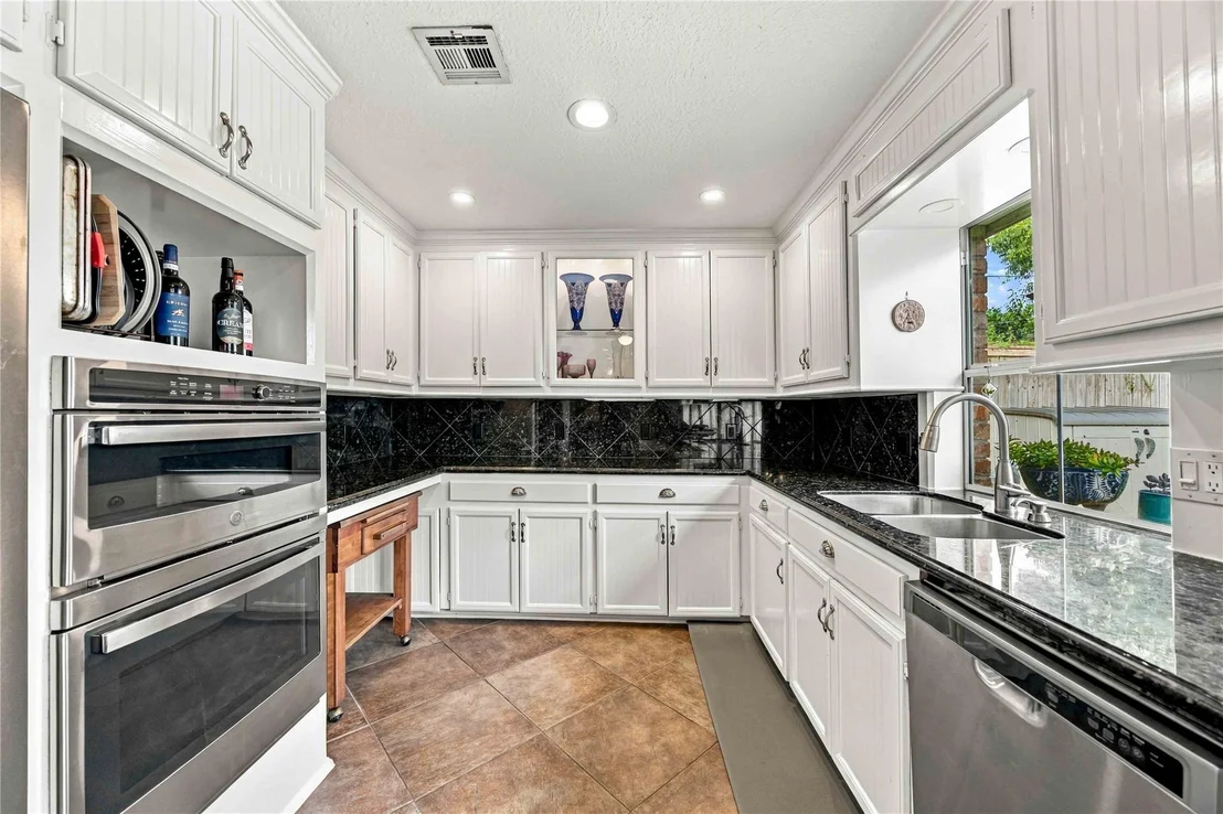 Photo of 6002 Saxon Drive