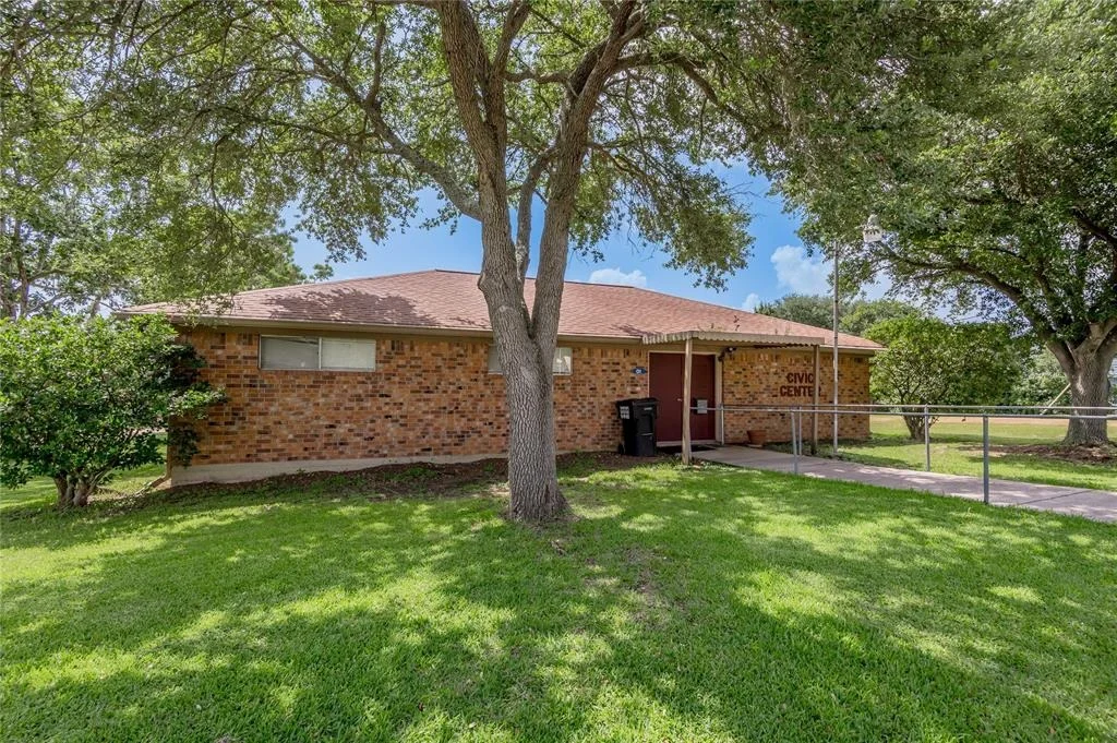Photo of 100 W Lakeview Drive
