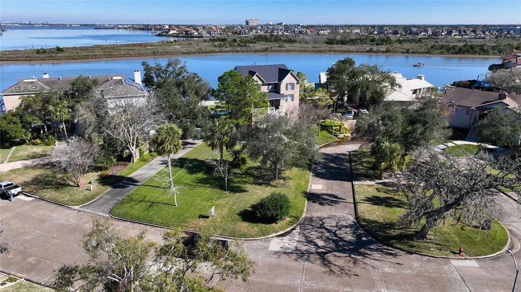 Photo of 18607 Upper Bay Road Road
