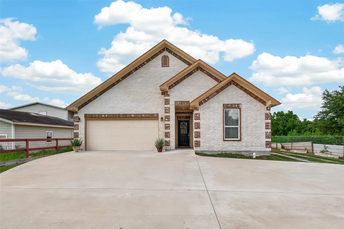 Photo of 709 Coen Road