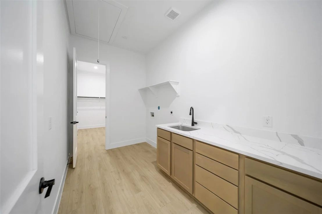 Photo of 352 Louvenia Court