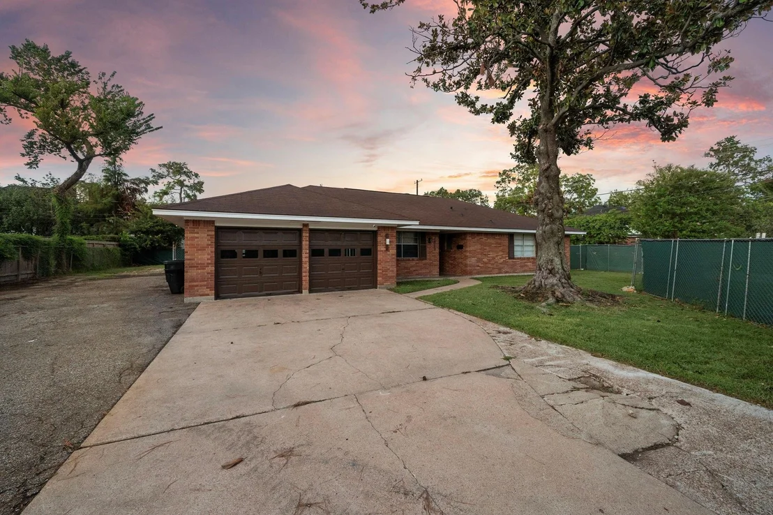 Photo of 7819 Edgeway Drive