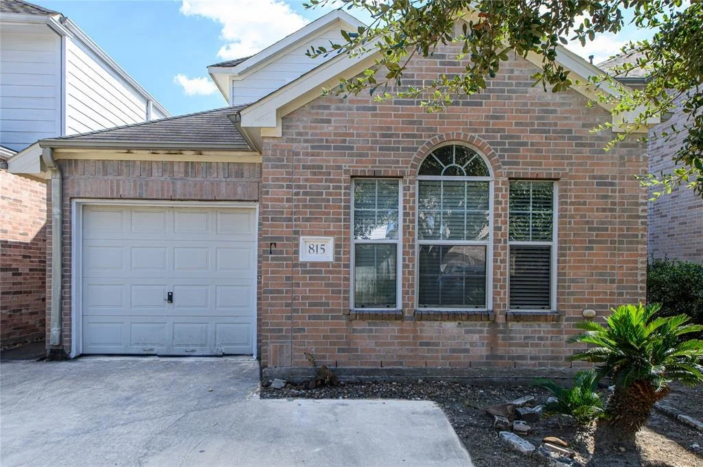 Photo of 815 Forest Bark Lane