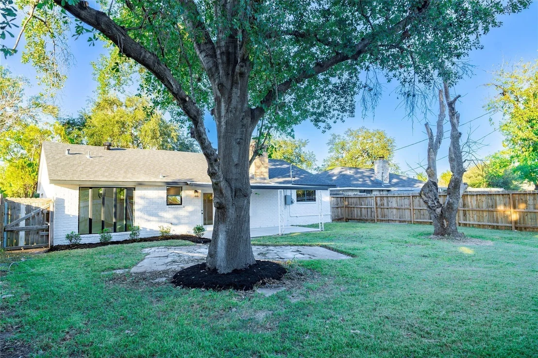 Photo of 10907 Sharpview Drive