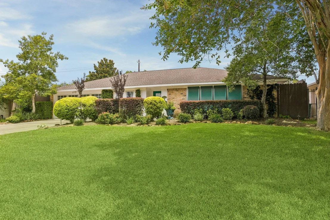 Photo of 9534 Beverlyhill Street