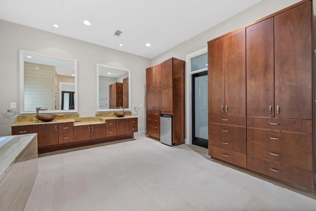 Photo of 2120 White Oak Drive
