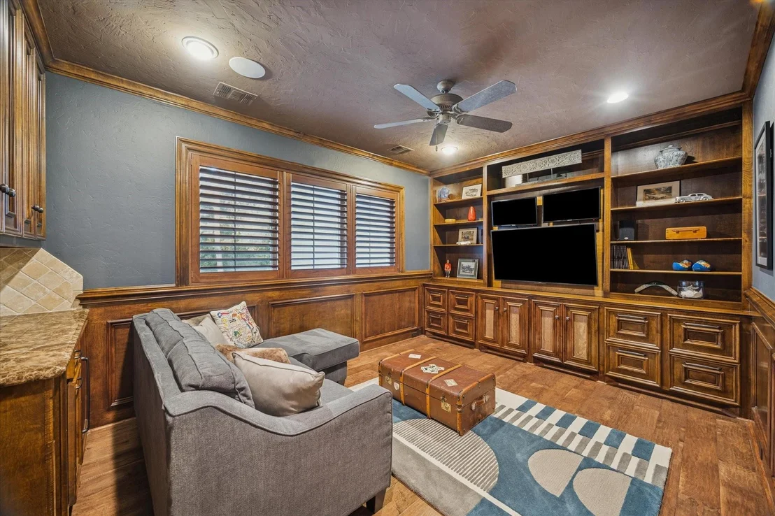 Photo of 47 N Regent Oak