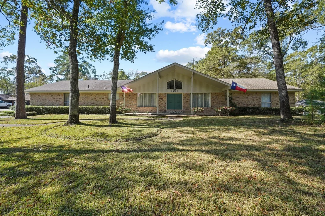 Photo of 1204 Live Oak Lane