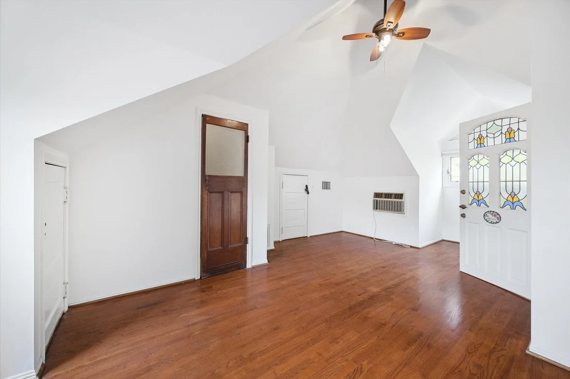 Photo of 1011 Heights Boulevard