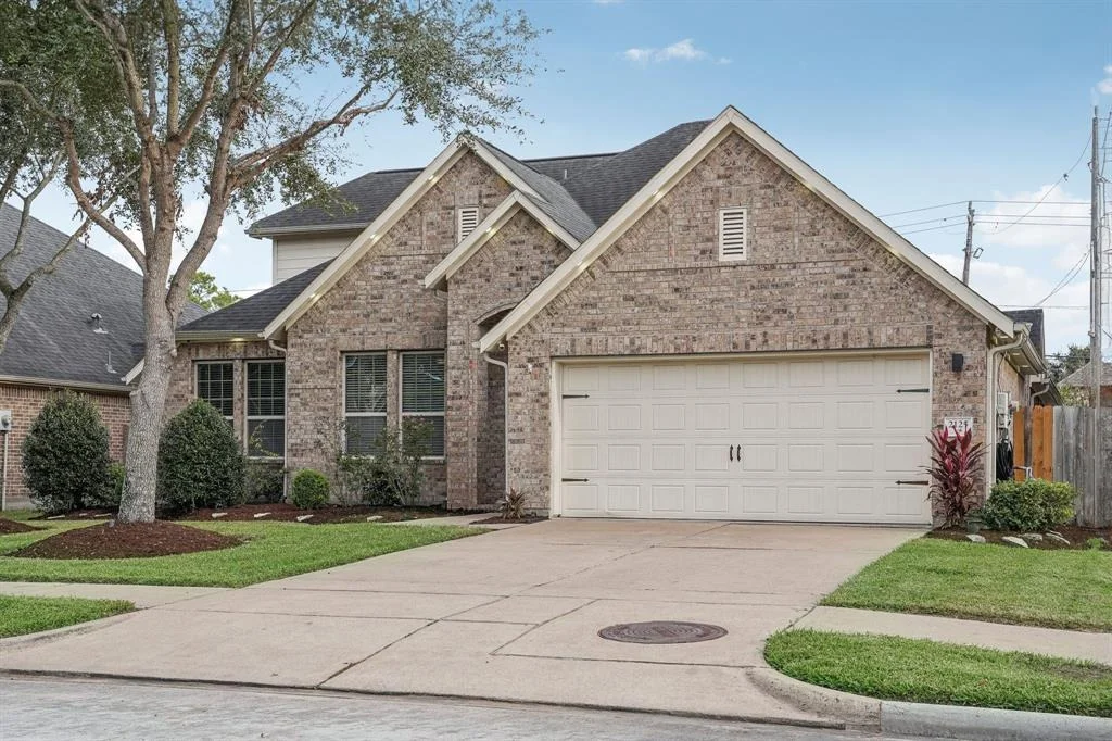 Photo of 2125 Mooncrest Drive