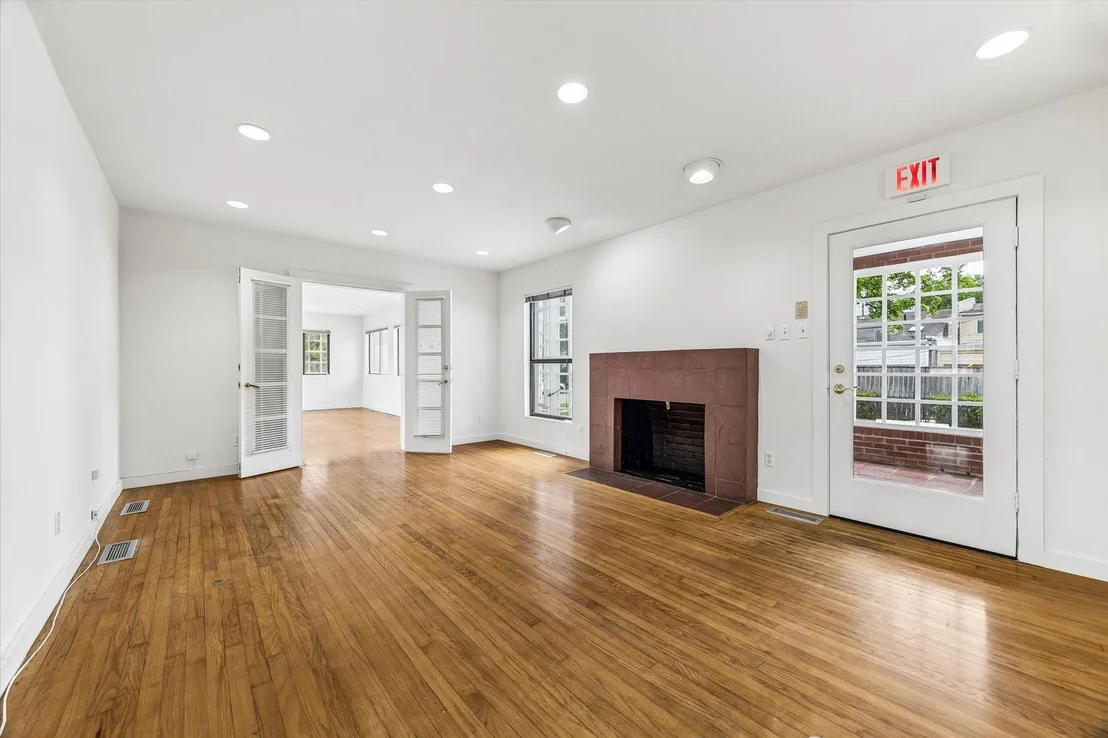 Photo of 2402 Commonwealth Street