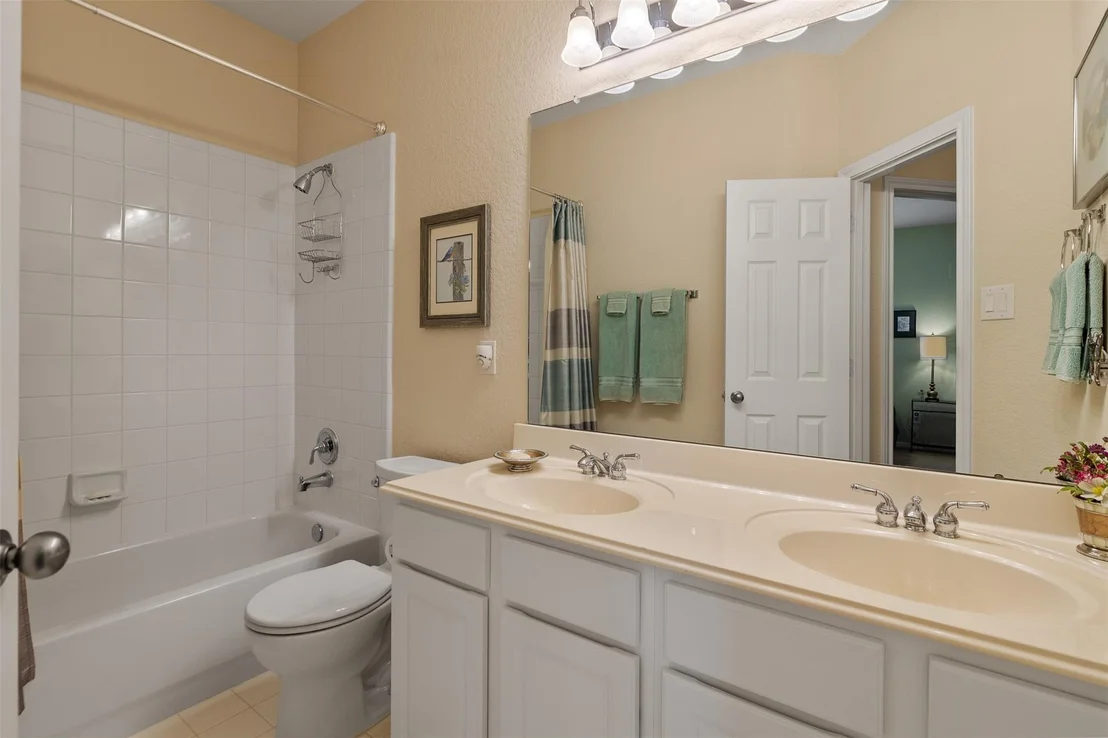 Photo of 122 S Evangeline Oaks Circle
