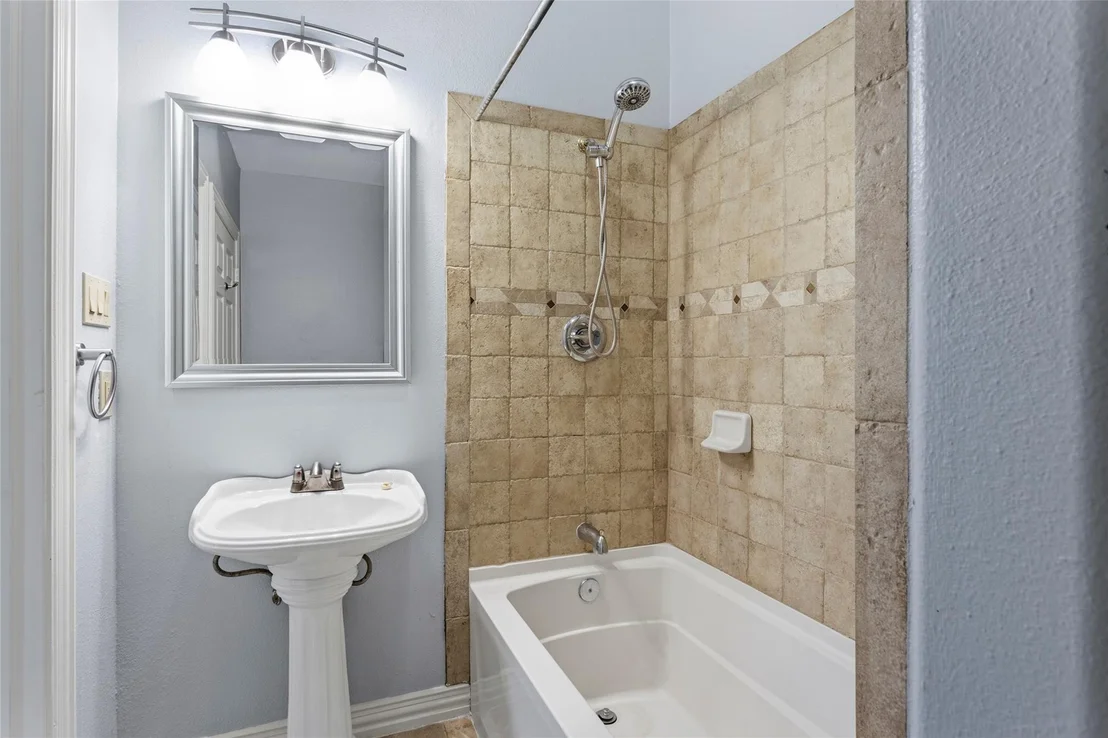 Photo of 2535 Broadway Street