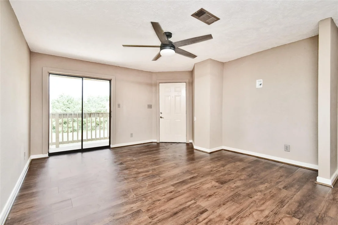 Photo of Unit 14A at 2501 Gulf Freeway
