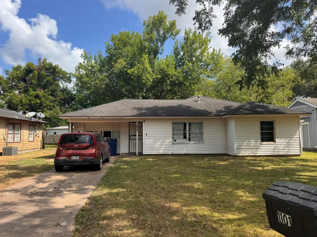 Photo of 1101 Southampton Dr